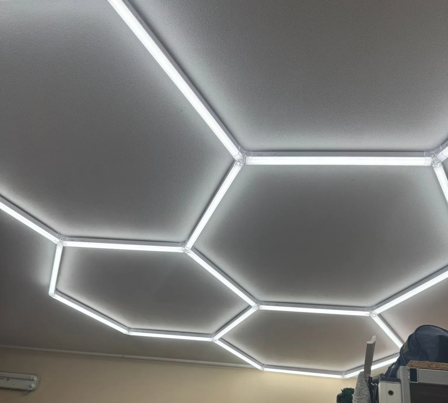 HEXAGON LED šviestuvas realiame garaže