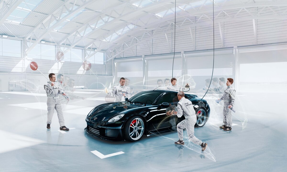 Koch-Chemie specialistai valo ir poliruoja automobilį
